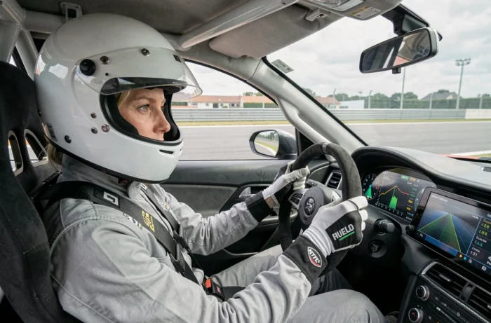 Femme au volant d'une voiture de course lors d'un stage de pilotage haute performance